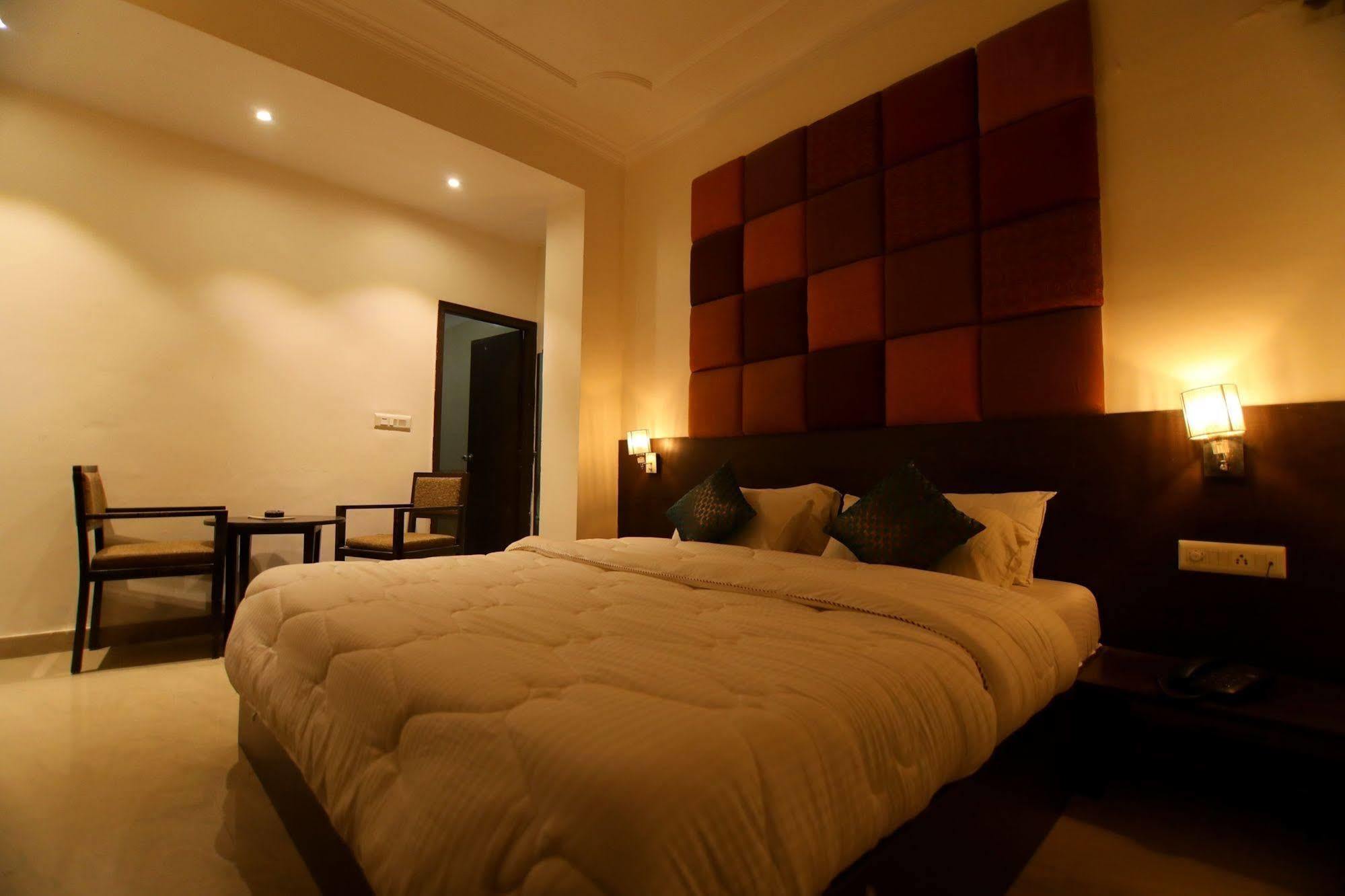 Fabhotel Prime Sarin Inn Heritage Варанаси Экстерьер фото