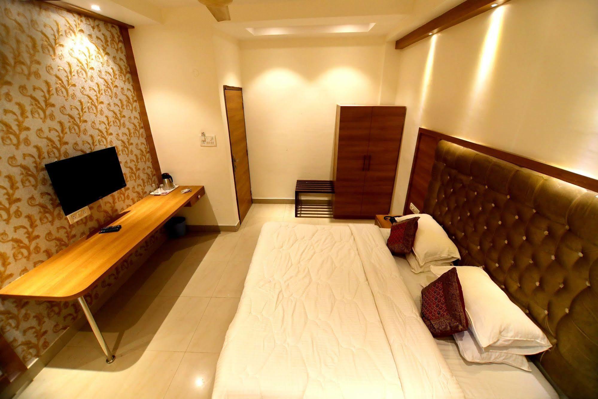 Fabhotel Prime Sarin Inn Heritage Варанаси Экстерьер фото